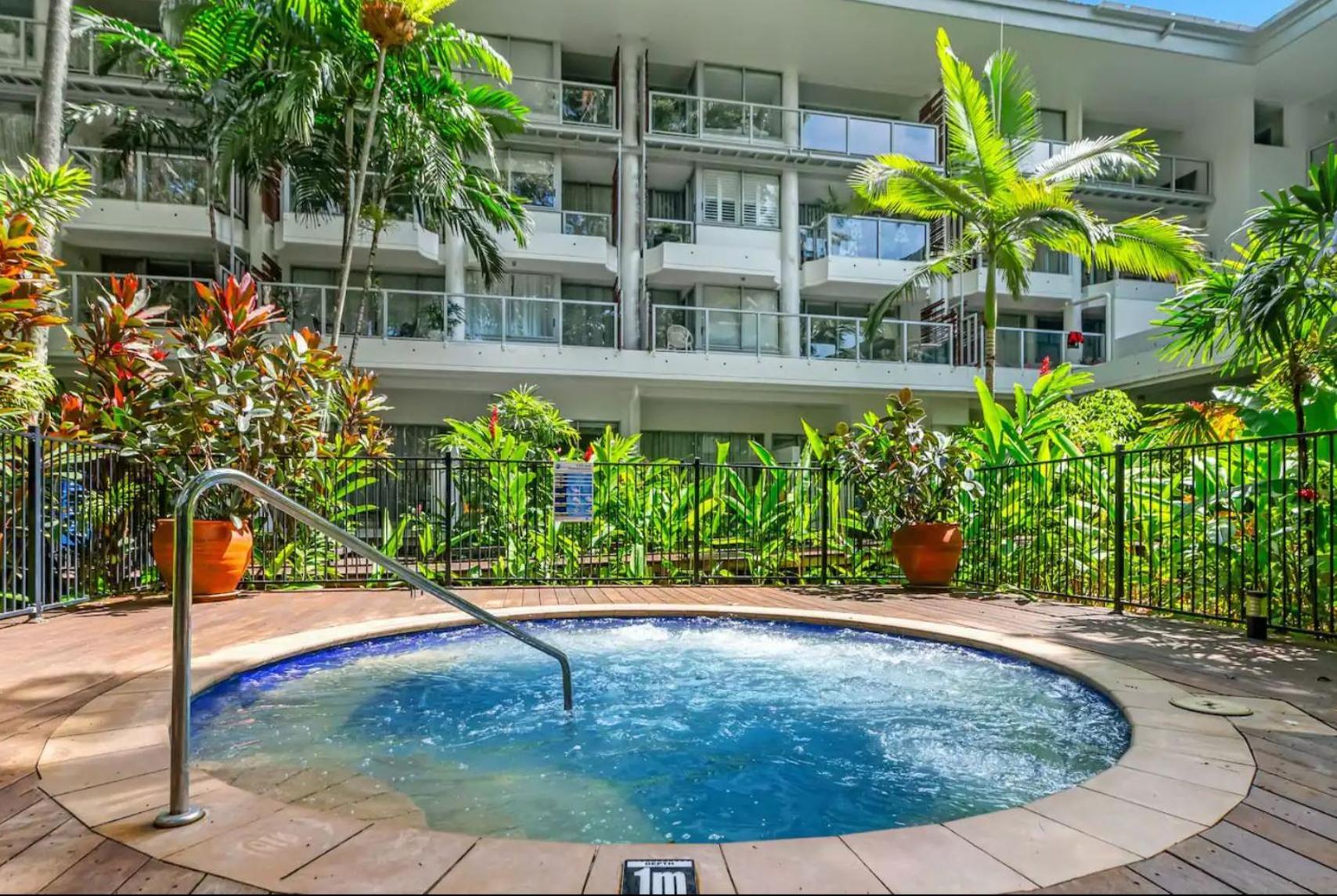 Palm Cove Beachside Apartments - Pool And Garden Views Exterior foto